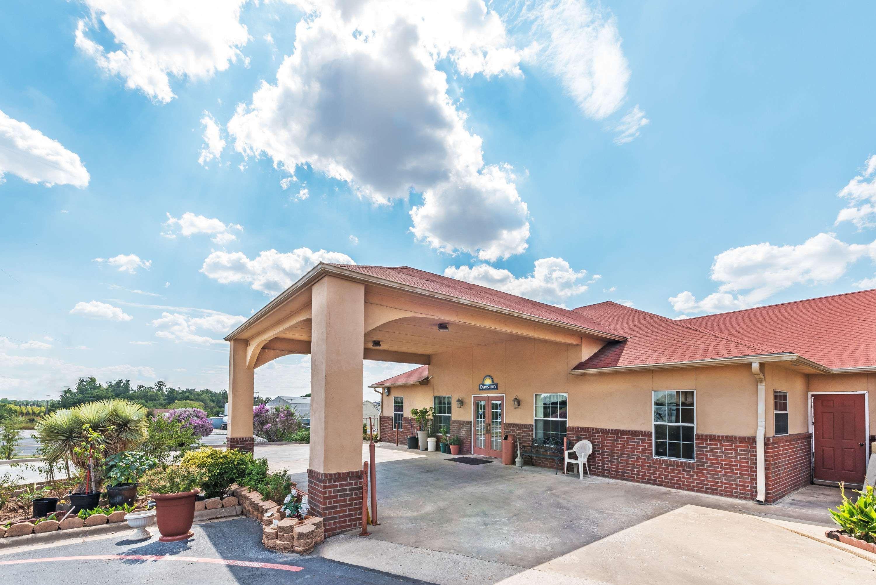 Days Inn By Wyndham غينسفيل المظهر الخارجي الصورة