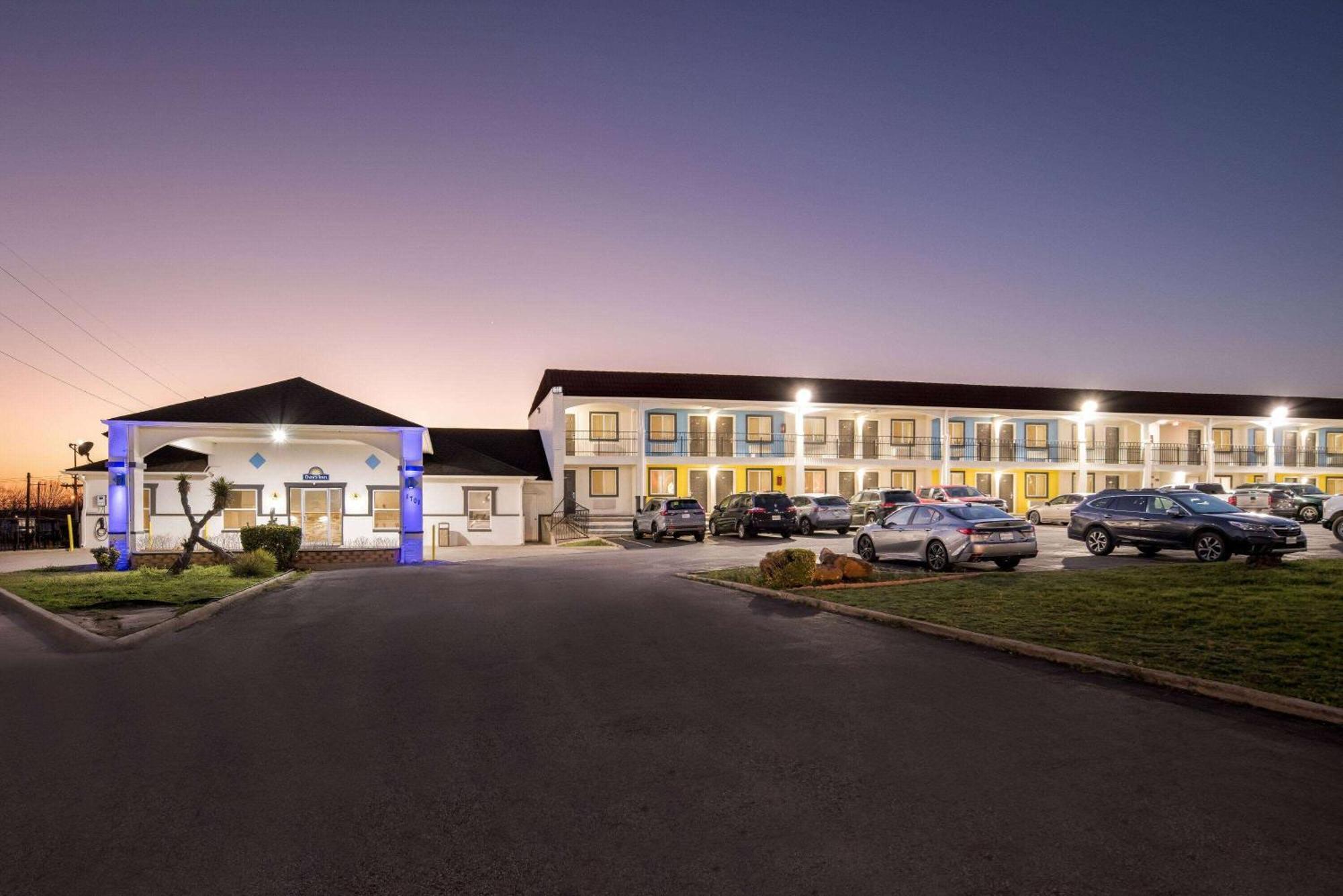 Days Inn By Wyndham غينسفيل المظهر الخارجي الصورة