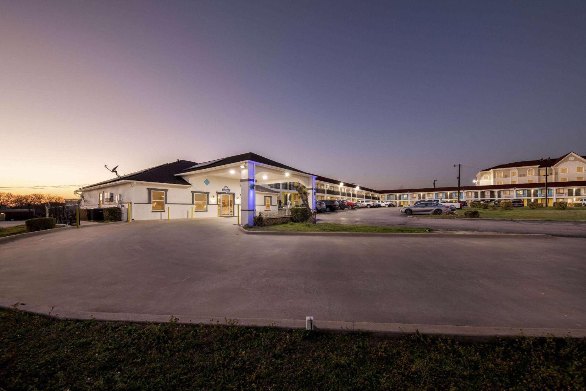 Days Inn By Wyndham غينسفيل المظهر الخارجي الصورة