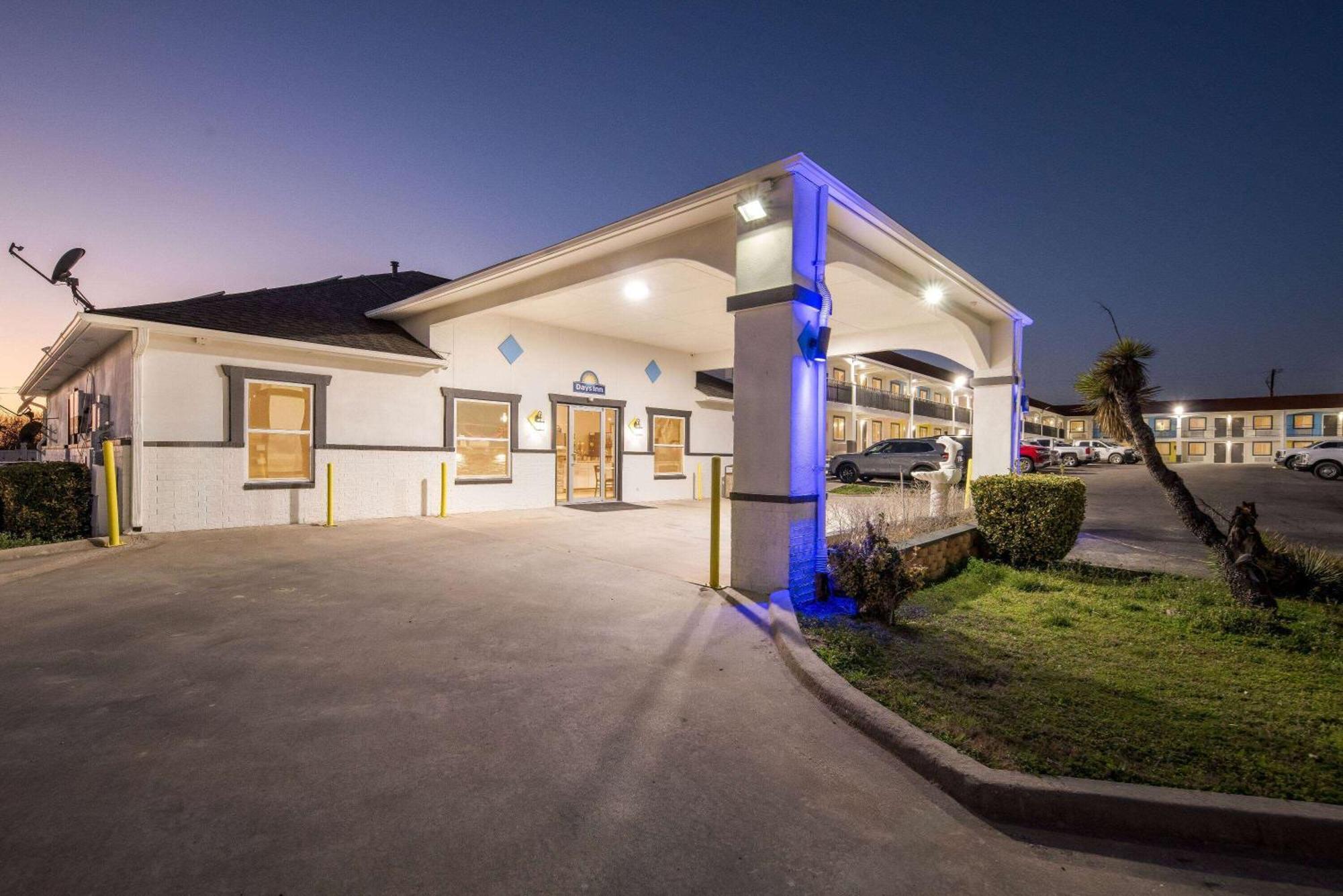 Days Inn By Wyndham غينسفيل المظهر الخارجي الصورة
