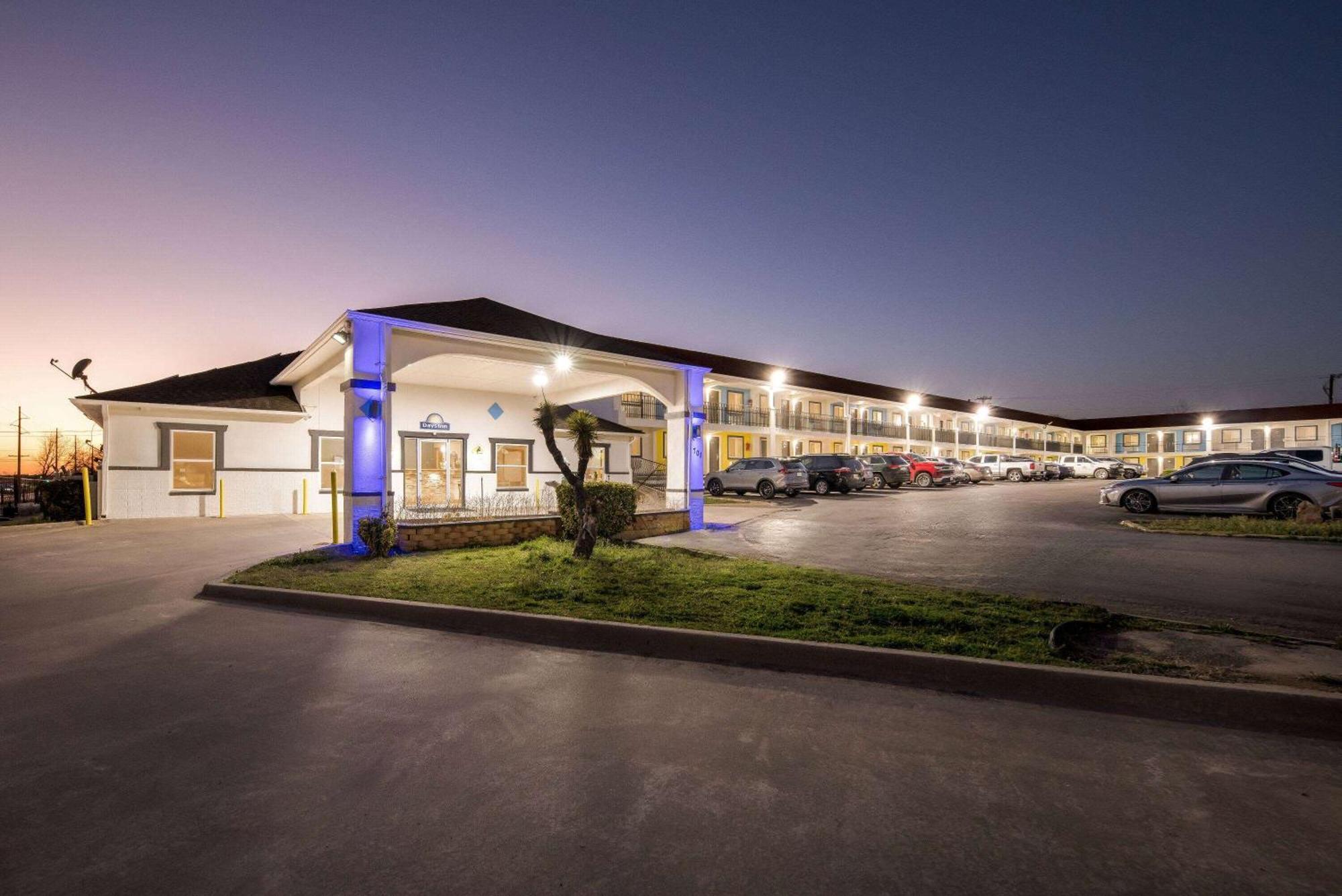 Days Inn By Wyndham غينسفيل المظهر الخارجي الصورة